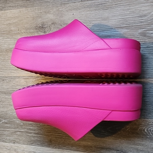 CROCS Vibrant Pink Slippers - Picture 6 of 15